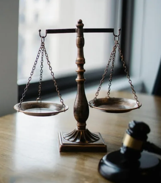 An image of a judgment scale and a wooden gravel 